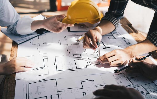Quel rôle jouent les architectes industriels dans la conception de sites de production durables ?